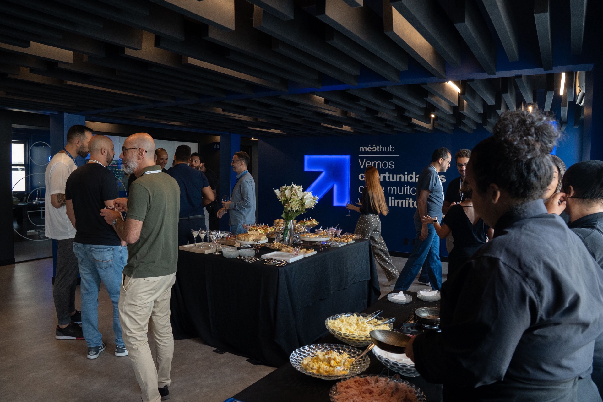 Salão da MeetHub em noite de networking